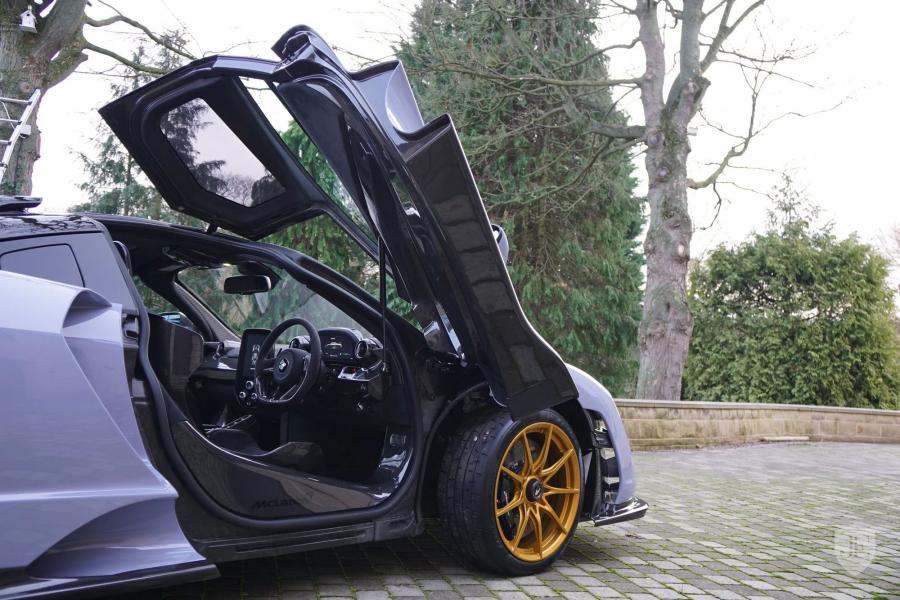 Интерьер McLaren Senna (190) 2018 года  (фото 4 из 19)